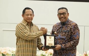 Menteri Dalam Negeri (Mendagri) M. Tito Karnavian (kiri). (DedyAzis)