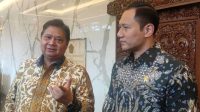 Menko Perekonomian Airlangga Hartarto (kiri) dan Menteri ATR/BPN Agus Harimurti Yudhoyono (AHY) (kanan) saat menjawab pertanyaan awak media di Kantor Kemenko Perekonomian, Jakarta, Senin (26/2/2024). (Bayu Saputra)