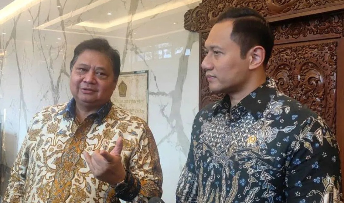 Menko Perekonomian Airlangga Hartarto (kiri) dan Menteri ATR/BPN Agus Harimurti Yudhoyono (AHY) (kanan) saat menjawab pertanyaan awak media di Kantor Kemenko Perekonomian, Jakarta, Senin (26/2/2024). (Bayu Saputra)