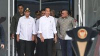 Presiden Joko Widodo (tengah) didampingi Menteri Perhubungan Budi Karya Sumadi (kiri) dan anggota Komisi V DPR Mulyadi bersiap meresmikan revitalisasi Terminal Leuwipanjang di Bandung, Jawa Barat, Sabtu (3/2/2024).