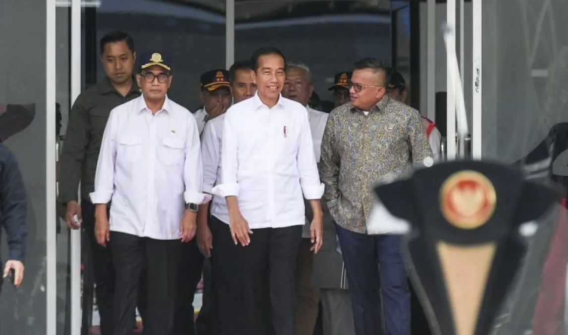 Presiden Joko Widodo (tengah) didampingi Menteri Perhubungan Budi Karya Sumadi (kiri) dan anggota Komisi V DPR Mulyadi bersiap meresmikan revitalisasi Terminal Leuwipanjang di Bandung, Jawa Barat, Sabtu (3/2/2024).