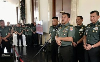 Kepala Staf TNI Angkatan Darat Jenderal TNI Maruli Simanjuntak (tiga kanan) menjawab pertanyaan wartawan saat jumpa pers selepas acara perayaan Natal bersama TNI AD di Jakarta, Senin (5/2/2024).