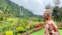 Abang Jajang berada di halaman rumahnya di Kecamatan Pasirkuda, Cianjur, Jawa Barat, yang menghadap langsung ke Curug Citambur. Rumahnya itu sempat ditawar Rp2,5 miliar. (Ahmad Fikri)