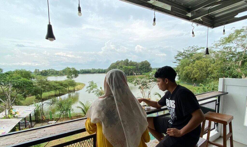 ILUSTRASI: Suasana tempat wisata dan nongkrong yang cozy tepi Situ Abidin, Cariu Kabupaten Bogor.
