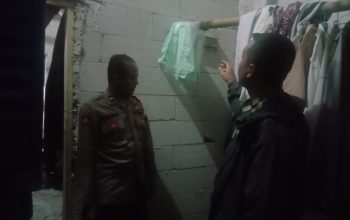 OLAH TKP : Petugas Polsek Caringin, Polres Sukabumi, saat olah TKP penemuan mayat remaja putri di wilayah Desa Sukamulya, Kecamatan Caringin, Kabupaten Sukabumi. 