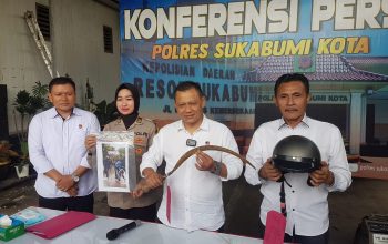 MENUNJUKAN : Kasat Reskrim Polres Sukabumi Kota, AKP Bagus Panuntun bersama jajarannya saat menunjukan bukti duel ala gladiator yang menewaskan siswa SMP Gunungguruh di Mapolres Sukabumi Kota pada Senin (12/02). (FOTO : DENDI/RADAR SUKABUMI)