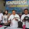 MENUNJUKAN : Kasat Reskrim Polres Sukabumi Kota, AKP Bagus Panuntun bersama jajarannya saat menunjukan bukti duel ala gladiator yang menewaskan siswa SMP Gunungguruh di Mapolres Sukabumi Kota pada Senin (12/02). (FOTO : DENDI/RADAR SUKABUMI)