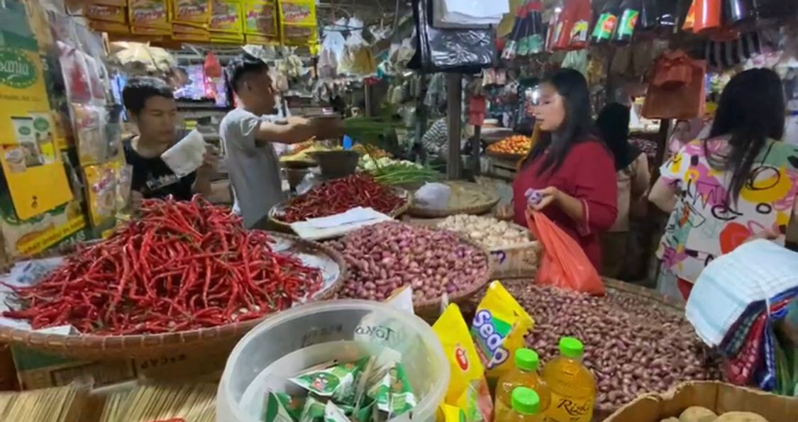 DILAYANI : Seorang pedagang di Pasar Semi Modern Cibadak, saat melayani warga untuk membeli cabai.