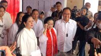Ketua Umum PDI Perjuangan, Megawati Soekarnoputri, menemuai awak media usai memberikan suara di TPS 053, Kebagusan, Jakarta Selatan