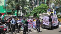 puluhan pengunjuk rasa di depan Kantor Majelis Ulama Indonesia (MUI) Pusat, Menteng, Jakarta Pusat, Rabu (7/2).