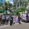puluhan pengunjuk rasa di depan Kantor Majelis Ulama Indonesia (MUI) Pusat, Menteng, Jakarta Pusat, Rabu (7/2).