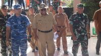 Bupati Sukabumi Marwan Hamami pada saat bersama TNI/Polri serta unsur terkait usai menyaksikan pergeseran pasukan ke TPS masing-masing. (foto : ist)