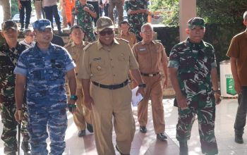 Bupati Sukabumi Marwan Hamami pada saat bersama TNI/Polri serta unsur terkait usai menyaksikan pergeseran pasukan ke TPS masing-masing. (foto : ist)