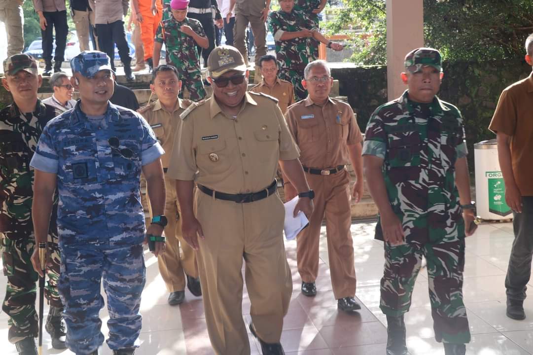 Bupati Sukabumi Marwan Hamami pada saat bersama TNI/Polri serta unsur terkait usai menyaksikan pergeseran pasukan ke TPS masing-masing. (foto : ist)