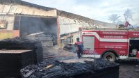 DIPADAMKAN : Petugas gabungan saat memadamkan api yang membakar pabrik PT UGT di Kampung Tanjakanlengka, RT 03/RW 04, Desa Parakanlima, Kecamatan Cikembar, terbakar pada Senin (05/02) pagi.