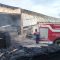 DIPADAMKAN : Petugas gabungan saat memadamkan api yang membakar pabrik PT UGT di Kampung Tanjakanlengka, RT 03/RW 04, Desa Parakanlima, Kecamatan Cikembar, terbakar pada Senin (05/02) pagi.