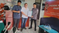 MELAPORKAN : Tim Kuasa Hukum Dedi R Wijaya Caleg nomor urut 1 Partai Gerindra Dapil 2 Kota Sukabumi menyerahkan berkas pelaporan ke Bawaslu.(Foto : ist)