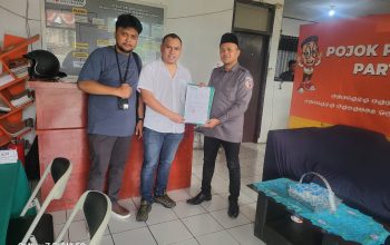 MELAPORKAN : Tim Kuasa Hukum Dedi R Wijaya Caleg nomor urut 1 Partai Gerindra Dapil 2 Kota Sukabumi menyerahkan berkas pelaporan ke Bawaslu.(Foto : ist)