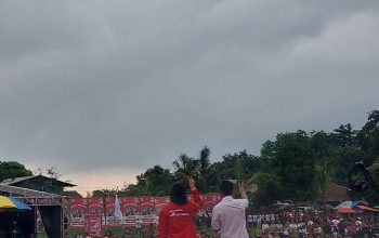 Ketua Umum PSI Kaesang Pangarep bersama istri Erina Gudono saat Kampanye Akbar PSI di Kabupaten Cirebon Jawa Barat, Kamis (1/2/2024). 