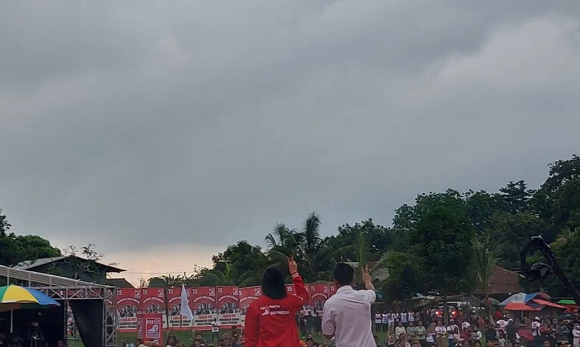 Ketua Umum PSI Kaesang Pangarep bersama istri Erina Gudono saat Kampanye Akbar PSI di Kabupaten Cirebon Jawa Barat, Kamis (1/2/2024). 