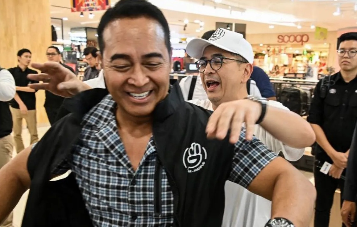 Wakil Ketua Tim Pemenangan Nasional (TPN) Ganjar Pranowo-Mahfud Md Jenderal (Purn) Andika Perkasa (depan) bersama Ketua TPN Arsjad Rasjid mencoba jaket 'merchandise' yang dijual di toko resmi di FX Sudirman, Jakarta, Senin (11/12/2023). (Sulthony Hasanuddin)