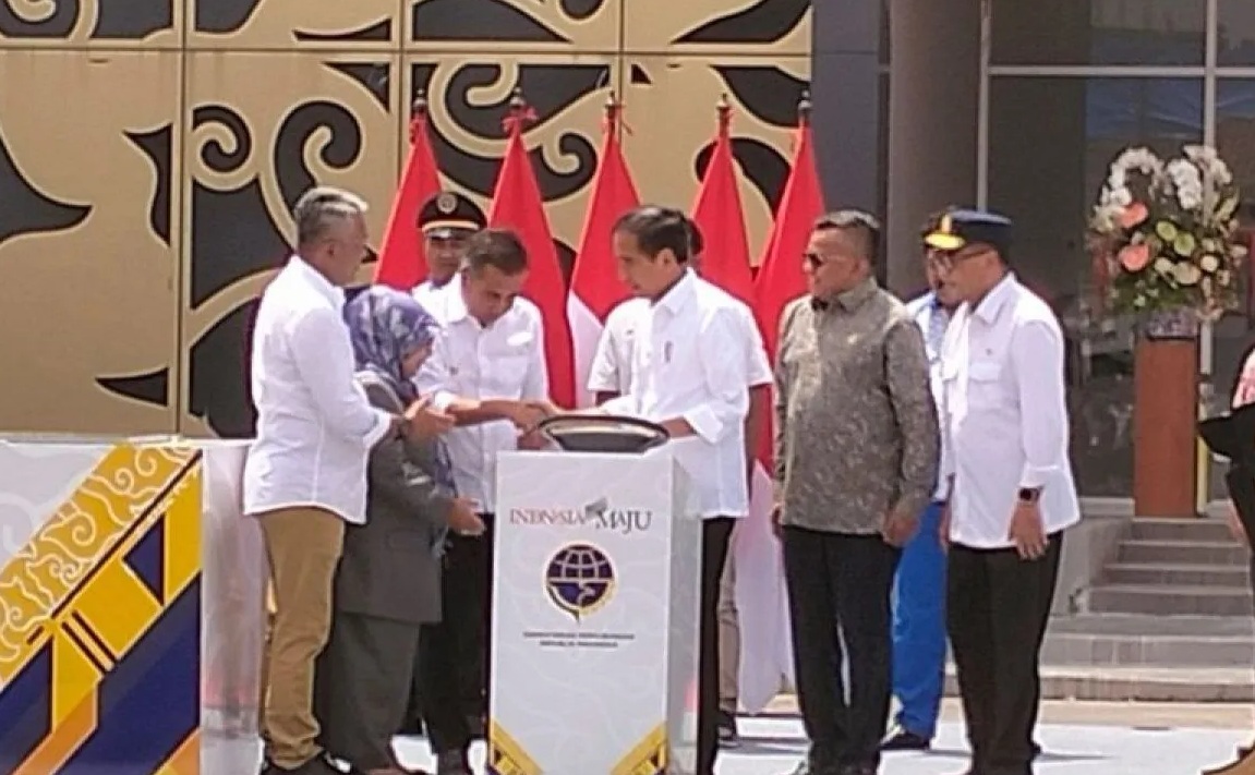 Presiden Joko Widodo bersama Menteri Perhubungan Budi Karya Sumadi dan para pejabat daerah di Jawa Barat, meresmikan hasil revitalisasi Terminal Leuwipanjang dan Terminal Banjar, yang dilakukan secara daring, di Terminal Leuwipanjang, Bandung, Sabtu (3/2/2024). (Ricky Prayoga)
