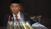 Ketua DKPP Heddy Lugito membacakan vonis terhadap Ketua KPU Hasyim Asy'ari terkait penerimaan pendaftaran Gibran Rakabuming Raka sebagai cawapres Pemilu 2024 pada sidang putusan di Jakarta, Senin (5/2/2024).