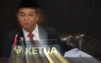 Ketua DKPP Heddy Lugito membacakan vonis terhadap Ketua KPU Hasyim Asy'ari terkait penerimaan pendaftaran Gibran Rakabuming Raka sebagai cawapres Pemilu 2024 pada sidang putusan di Jakarta, Senin (5/2/2024).