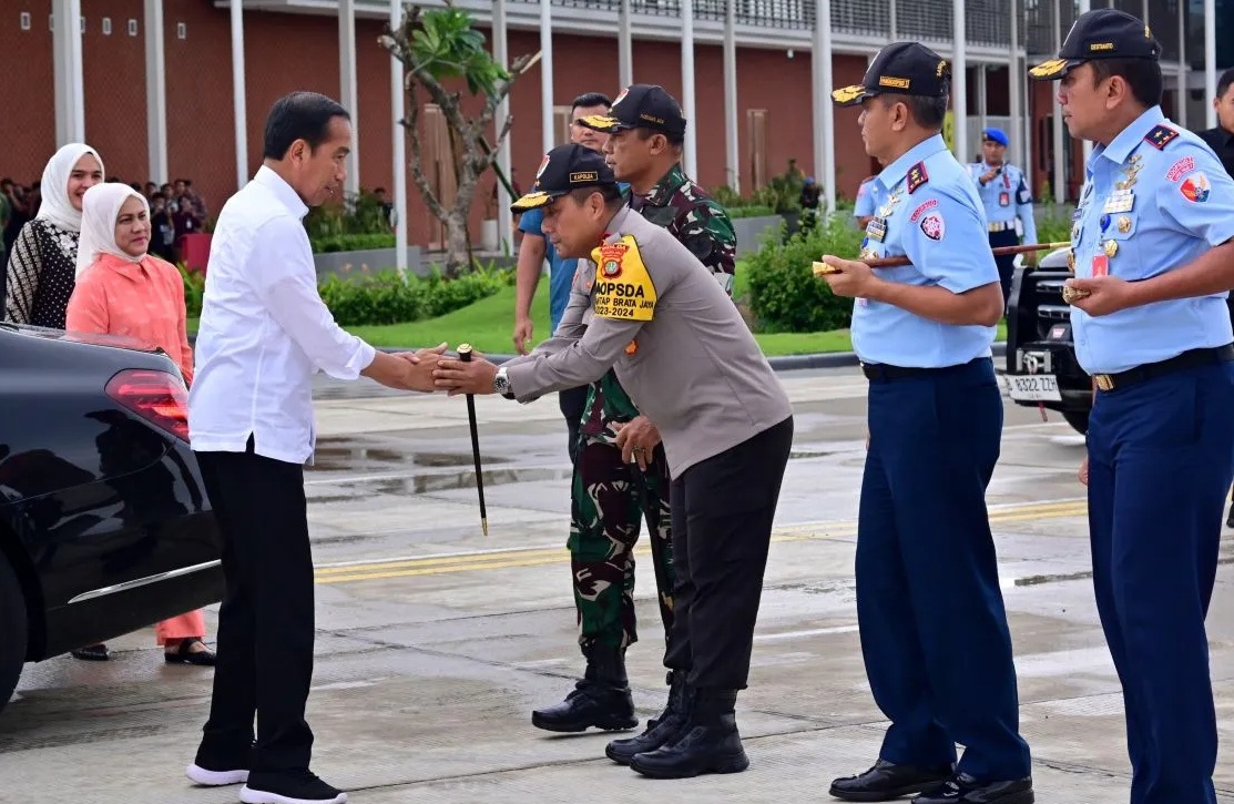 Presiden Joko Widodo bersama Ibu Negara Iriana Joko Widodo bertolak menuju Sumatra Utara dari Pangkalan TNI AU Halim Perdanakusuma Jakarta, Selasa (6/2/2024). (BPMI Setpres)