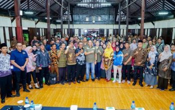 Ketua MPR RI Bambang Soesatyo bersama Persatuan Perangkat Desa RI (PPDRI) Purbalinga saat kunjungan hari ke-21 di Dapil Jawa Tengah VII saat Sosialisasi Empat Pilar MPR RI di Purbalingga, Jawa Tengah, Rabu (7/2/2024). (MPR)