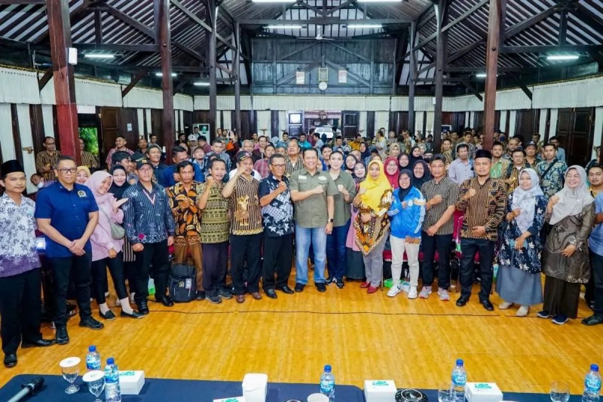 Ketua MPR RI Bambang Soesatyo bersama Persatuan Perangkat Desa RI (PPDRI) Purbalinga saat kunjungan hari ke-21 di Dapil Jawa Tengah VII saat Sosialisasi Empat Pilar MPR RI di Purbalingga, Jawa Tengah, Rabu (7/2/2024). (MPR)