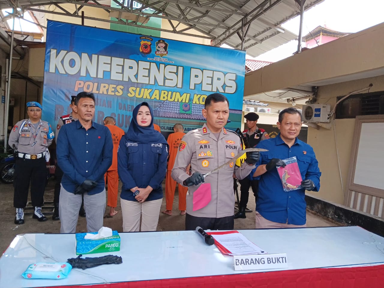 DIAMANKAN: Kapolres Sukabumi Kota AKBP Ari Setyawan Wibowo saat memperlihatkan sejumlah barang bukti yang berhasil diamankan, Rabu (7/2). (Foto : BAMBANG/RADARSUKABUMI)