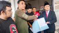 MELAPORKAN : Puluhan LSM, Ormas dan Tim pemenangan calon anggota legislatif dari PDI Perjuangan untuk Dapil 2 Kota Sukabumi di Bawaslu. (Foto : ist)
