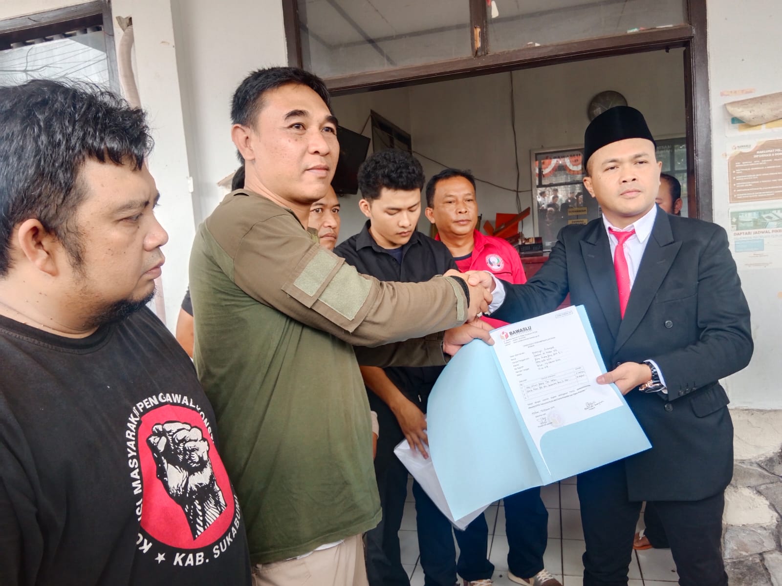 MELAPORKAN : Puluhan LSM, Ormas dan Tim pemenangan calon anggota legislatif dari PDI Perjuangan untuk Dapil 2 Kota Sukabumi di Bawaslu. (Foto : ist)