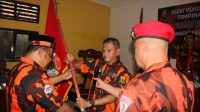 DIKUKUHKAN : Ketua MPC PP Kabupaten Sukabumi, Heru Herlambang, saat mengukuhkan Erik Suryadi sebagai Ketua PAC PP Kecamatan Nagrak Periode 2024/2027.