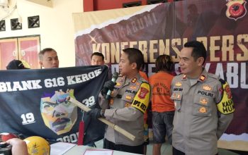 Kapolres Sukabumi AKBP Tony Prasetyo Yudhangkoro didampingi kasatreskrim AKP Ali Jupri saat menunjukan barang bukti.(foto : ist)
