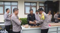 Kapolres Sukabumi AKBP Tony Prasetyo Yudhangkoro saat memeriksa pengamanan kegiatan pemungutan suara dalam tahapan Pemilu 2024 14 Pebruari, Polres Sukabumi menerjunkan sebanyak 781 personil.