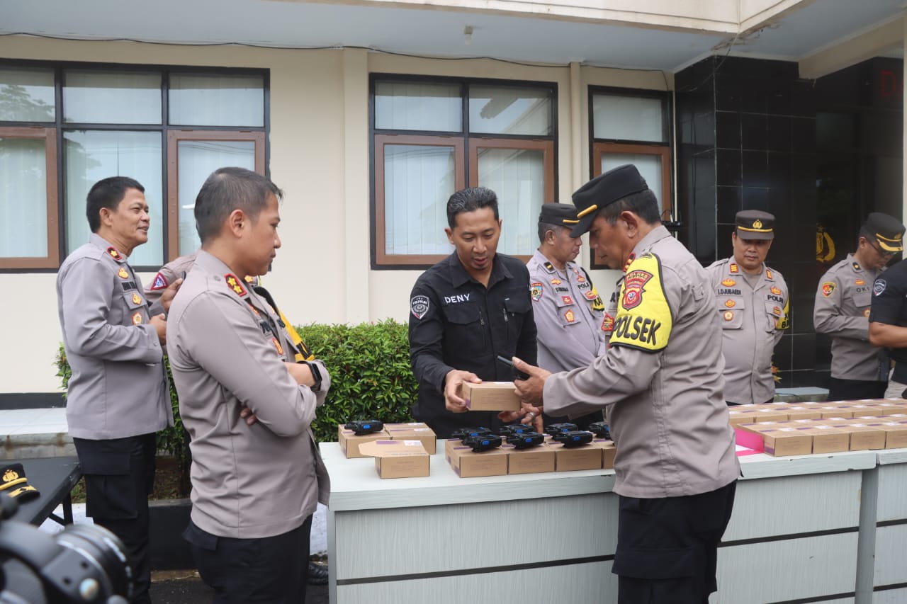 Kapolres Sukabumi AKBP Tony Prasetyo Yudhangkoro saat memeriksa pengamanan kegiatan pemungutan suara dalam tahapan Pemilu 2024 14 Pebruari, Polres Sukabumi menerjunkan sebanyak 781 personil.