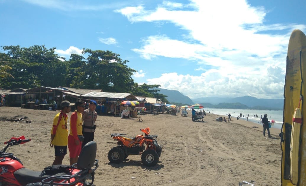 PENGAMANAN : Personel gabungan saat melaksanaan pengamanan wisatawan di Pantai Palabuhanratu. (FOTO : UNTUKRADARSUKABUMI.)