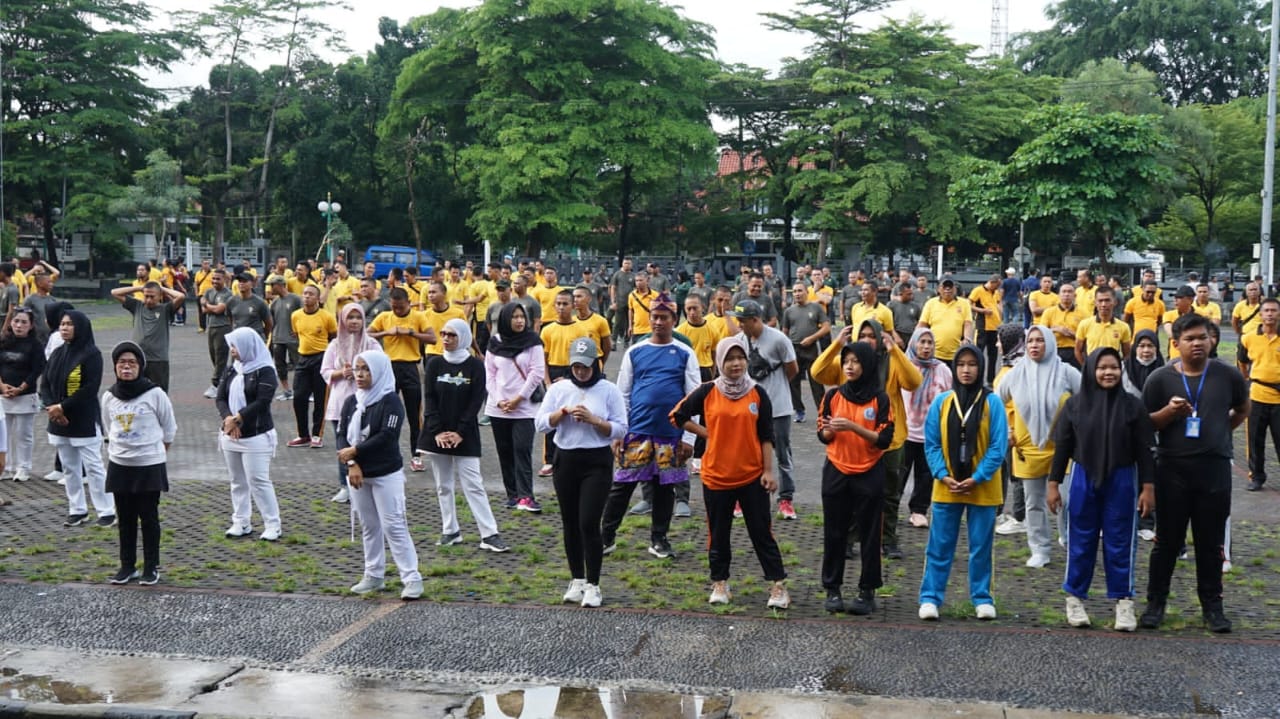 OLAHRAGA BERSAMA : Suasana jajaran forkompimda olahraga bersama di lapang alun alun Palabuhanratu, Kabupaten Sukabumi.