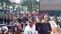 Pj Gubernur Jawa Barat Bey Triadi Machmudin saat memberikan keterangan usai apel pasukan pengamanan Pemilu 2024 di depan Gedung Sate Bandung, Jawa Barat, Senin (12/2/2024). (Ricky Prayoga)