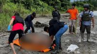 Anggota TNI/Polri mengevakuasi jenazah diduga anggota KKB yang tewas dalam saat kontak tembak, Kamis (14/9). (Humas Polda Papua)