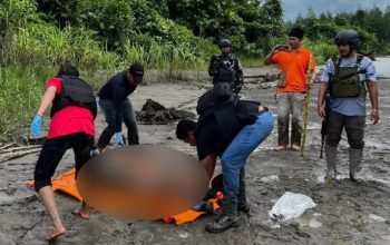 Anggota TNI/Polri mengevakuasi jenazah diduga anggota KKB yang tewas dalam saat kontak tembak, Kamis (14/9). (Humas Polda Papua)