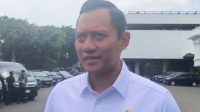 Ketua Umum Partai Demokrat sekaligus Menteri ATR/BPN Agus Harimurti Yudhoyono memberikan keterangan kepada wartawan di Istana Kepresidenan Jakarta, Selasa (27/2/2024). (Mentari Dwi Gayati)
