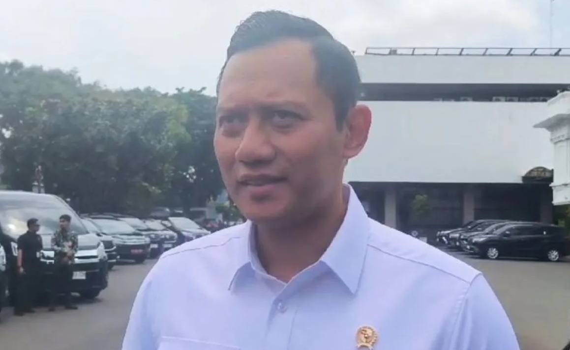 Ketua Umum Partai Demokrat sekaligus Menteri ATR/BPN Agus Harimurti Yudhoyono memberikan keterangan kepada wartawan di Istana Kepresidenan Jakarta, Selasa (27/2/2024). (Mentari Dwi Gayati)