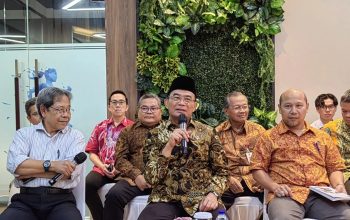 Menteri Koordinator Bidang Pembangunan Manusia dan Kebudayaan (Menko PMK) Muhadjir Effendy saat memberikan keterangan pers di Kantor Kemenko PMK, Jakarta, Rabu (7/2/2024). (Asep Firmansyah)