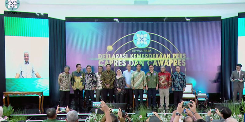 Ketiga capres kontestan Pilpres 2024 menandatangani dan menyerahkan piagam Komitmen Kemerdekaan Pers kepada Dewan Pers, Sabtu malam (10/2)