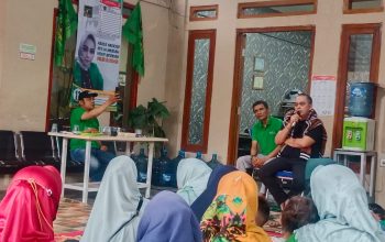 SAPA WARGA : Calon anggota DPR RI dari Partai Persatuan Pembangunan (PPP) nomor urut 01 untuk Dapil Jawa Barat IV Kota dan Kabupaten Sukabumi, Budi Irawan saat sapa warga Kecamatan Gunungpuyuh, Kota Sukabumi.
