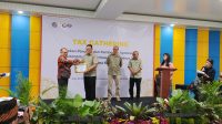 TAAT PAJAK: Kepala KPP Pratama Sukabumi, Yurzal (kiri) menyerahkan piagam penghargaan kepada Pj Wali Kota Sukabumi, Kusmana Hartadji dalam Tax Gathering Pekan Panutan dan Pemberian Apresiasi atas Kontribusi Penerimaan Pajak Tahun 2023 di Aula KPPN Sukabumi, Selasa (27/2/2024).(SRI/RADARSUKABUMI)