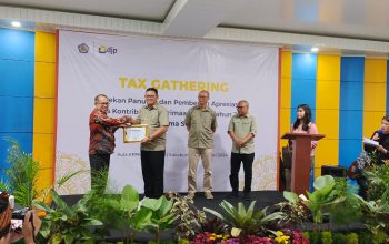 TAAT PAJAK: Kepala KPP Pratama Sukabumi, Yurzal (kiri) menyerahkan piagam penghargaan kepada Pj Wali Kota Sukabumi, Kusmana Hartadji dalam Tax Gathering Pekan Panutan dan Pemberian Apresiasi atas Kontribusi Penerimaan Pajak Tahun 2023 di Aula KPPN Sukabumi, Selasa (27/2/2024).(SRI/RADARSUKABUMI)